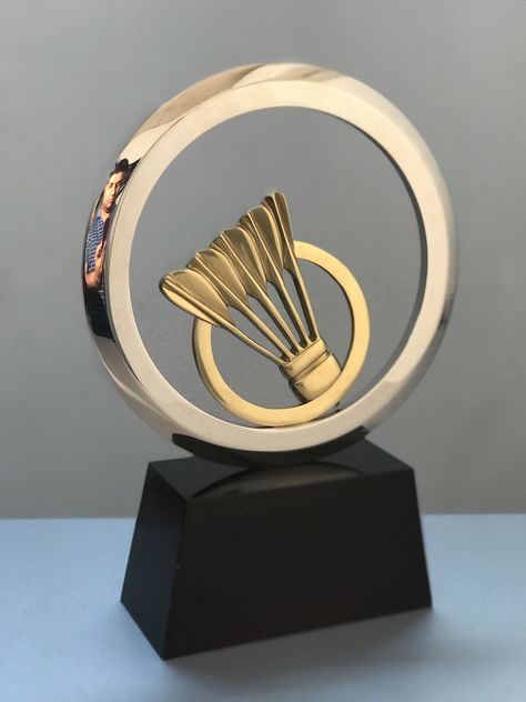 Badminton Trophy, Trophy Craft, Yonex Badminton Shoes, Golf Trophies, Drawing Furniture, Award Ideas, Award Plaque, Trophy Design, Interior Signs