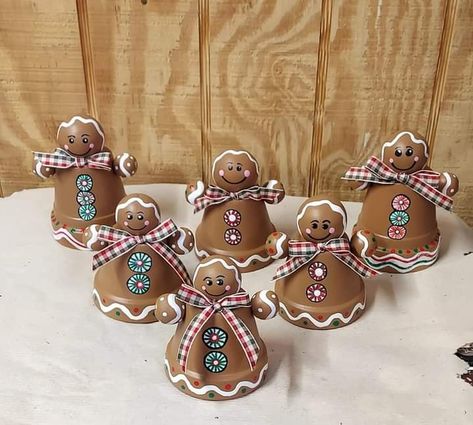 Gingerbread Diy Crafts, Christmas Craftivity, Gingerbread Man Crafts, Terra Cotta Pot Crafts Diy, Dollar Store Christmas Crafts, Gingerbread Diy, Gingerbread Crafts, Gingerbread Christmas Decor, Terra Cotta Pot Crafts