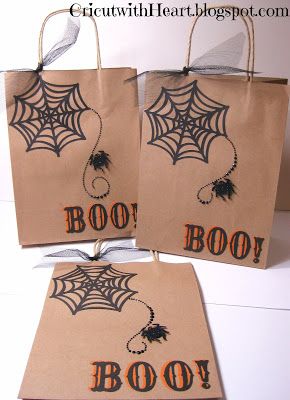 Cricut Halloween Goodie Bags, Brown Paper Bag Halloween Treat Bags Diy, Halloween Party Bags Diy, Halloween Bags Diy, Candy Bags Halloween, Epp Projects, Diy Party Bags, Homemade Gift Bags, Halloween Paper Bags