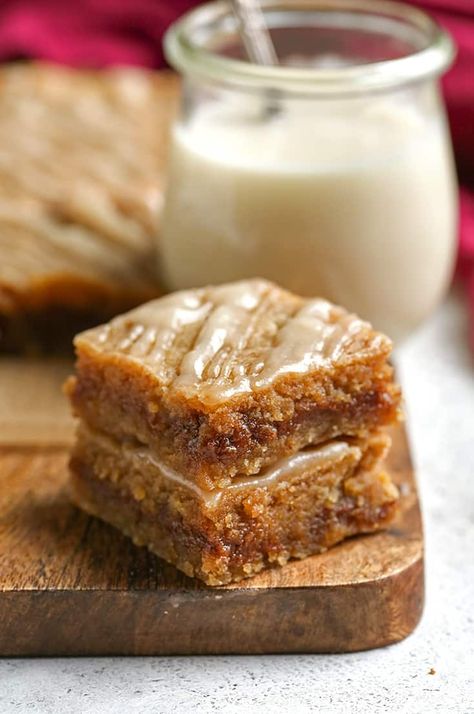 Paleo Cinnamon Roll Blondies - Real Food with Jessica Cinnamon Roll Blondies, Sugar Cookie Bar Recipe, Vegetarian Gluten Free, Cinnamon Roll Cookies, Paleo Recipe, Roll Cookies, Paleo Treats, Cookie Bar Recipes, Paleo Dessert