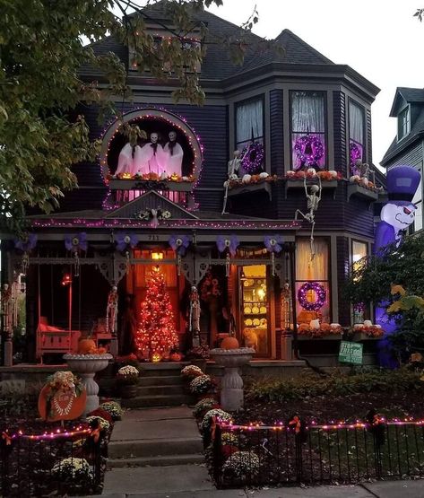 Diy Halloween Town, Weird Feelings, Halloween House Decor, Halloween Core, Nostalgic Halloween, Strašidelný Halloween, Fall House, Photo Halloween, Halloween Decor Diy