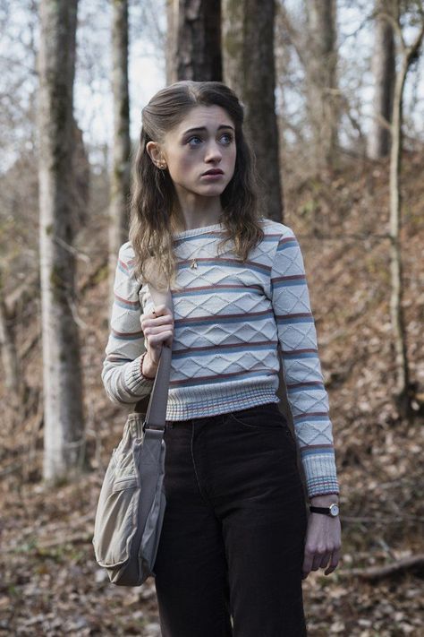 Let's Take a Moment to Appreciate the Perfectly Preppy Style Choices of Stranger Things' Nancy Wheeler Stranger Things Fashion, Nancy Wheeler Stranger Things, Stranger Things Halloween Costume, Stranger Things Style, Stranger Things Outfit, Preppy Mode, Stranger Things Costume, Stranger Things Halloween, Stranger Things Quote