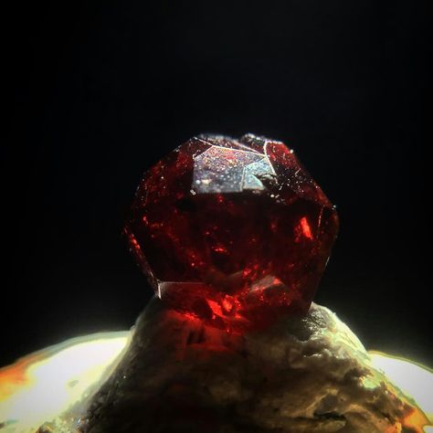 Almandine Garnet Crystal, Medieval Socks, Snow White Retelling, Earth Genasi, Stormlight Archives, Shape Of Heart, Pyrope Garnet, Almandine Garnet, Diamond Bling