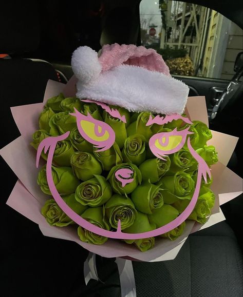 Grinch Flower Bouquet, Flower Bouquet Christmas, Flower Bouquet Halloween, Christmas Rose Bouquet, Christmas Flowers Bouquet, Halloween Ramos, Christmas Ramo, Christmas Ramos, Grinch Bouquet