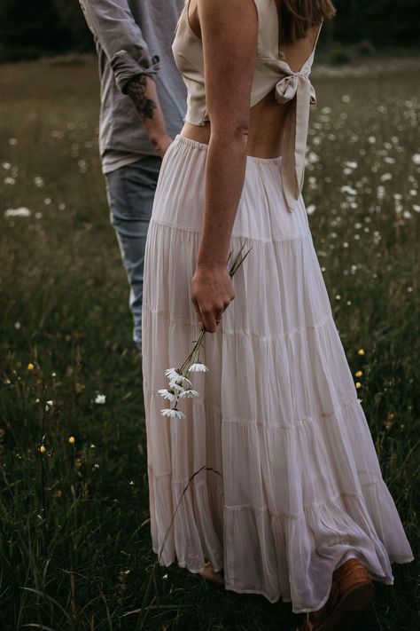 Aylard Farm couples session | Freya Photography. Romantic Anniversary Photoshoot, Engagement Photoshoot Flowers, Flower Photoshoot Couple, Engagement Photos Cottagecore, Cottage Couple Photos, Couples In Garden, Picnic Proposal Photoshoot, Couples Photoshoot Boho, Couples Wildflower Photoshoot