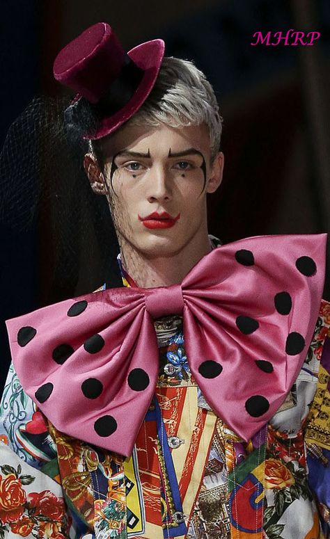 Circus Fashion Editorial, Circus Fashion Men, Circus Outfits Male, Clown Costume Men, Clown Fashion, Circus Halloween Costumes, Jester Outfit, Harlequin Costume, Circus Man