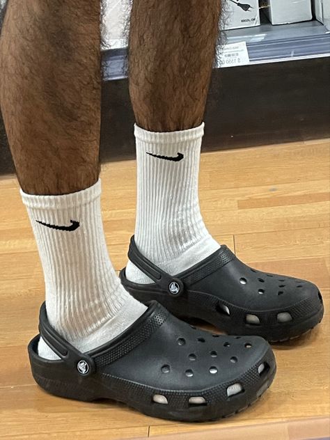 Black Crocs Outfit, Crocs Aesthetic Outfit, Crocs Outfit Men, Aesthetic Crocs, Cool Crocs, Crocs Aesthetic, Clogs Outfits, Styling Crocs, Crocs Outfit