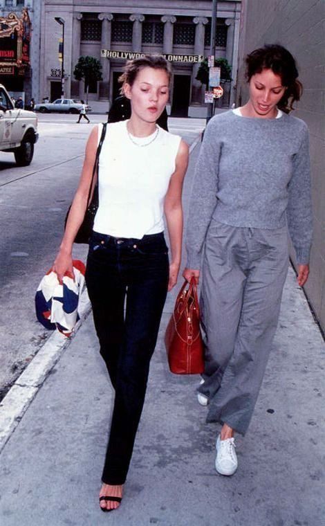 Kate Moss 90s Style, Model Off Duty Style 90s, Kate Moss Outfit, 90s Models Off Duty, 90s Street Style, Moss Fashion, Kate Moss Style, Fashion Gone Rouge, Models Off Duty Style