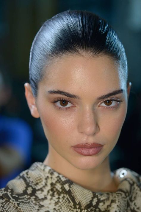 Big Brows And Long Lashes Are Going Nowhere Kendall Jenner Face, Kendall Jenner Makeup, Vogue British, Jenner Makeup, Kim K Style, Kendall Style, Kardashian Kollection, Glamorous Makeup, Slick Hairstyles