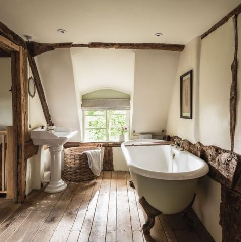 Pollyanna Cottage in the Cotswolds Rustic Cottage Living Room, Rustic Cottage Interiors, Rustic Farmhouse Interior, Cotswolds Cottage, Rustic Farmhouse Bathroom, Rustic Home Interiors, Casa Country, Cottage Bathroom, Luxury Cottage