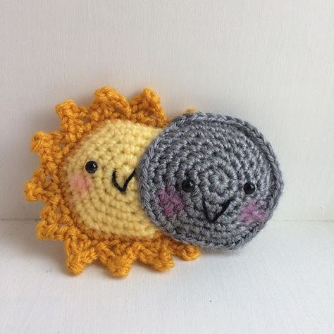 Everyone's obsessed with the solar eclipse. I am obviously immune, I say as I make a commemorative amigurumi #solareclipse2017 #solareclipse #amigurumi #sun #moon #crochet Yarn Stash, Wool Projects, Crochet Flower Patterns, Crochet Applique, Crochet Square, Crochet Patterns For Beginners, Amigurumi Free, Solar Eclipse, Crochet Accessories