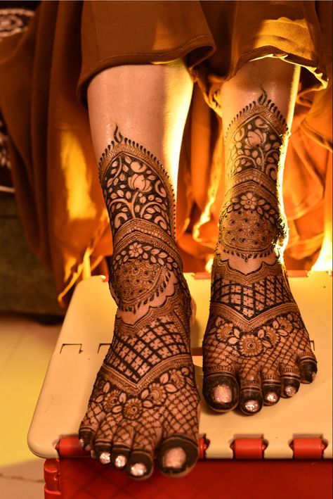 Mehndi Designs Pose, Mehndi Girls Poss, Mehndi Stills, Mehandi Pic, Mehandi Pose, Mehandi Poses, Mehendi Pose, Mehendi Photography Bridal, Mehndi Photoshoot