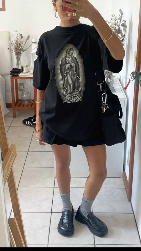 Tshirt Skirt Outfit, Oversized Blouse Outfit, Shirt Skirt Outfit, College Outfits Fall, Oversized Tee Outfit, Outfit Ideas College, Oversize Tshirt Outfits, Festival Fits, Spiritual Clothing