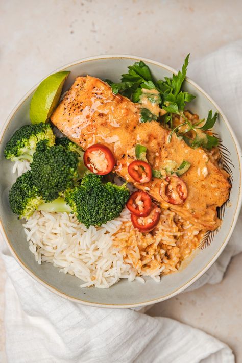 Yellow Curry Salmon, Thai Curry Salmon, Thai Coconut Salmon Curry, Salmon In Coconut Milk, Salmon Curry Recipes Coconut Milk, Coconut Salmon Recipes, Salmon Curry Recipes, Thai Fish Recipes, Salmon Coconut Milk