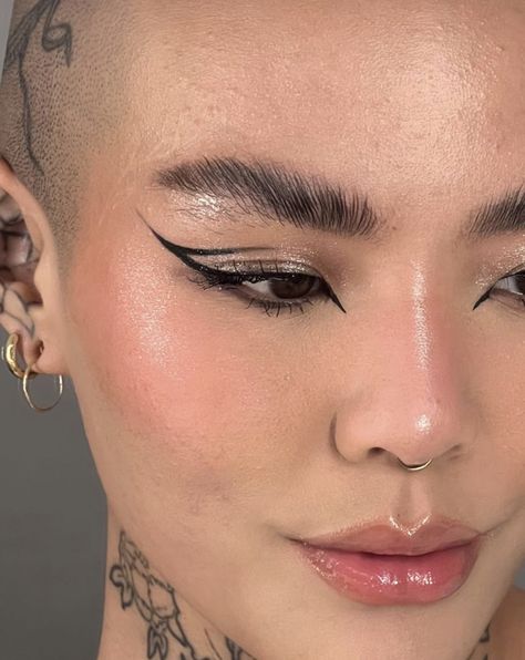 Subtle Punk Makeup, Colored Eyeliner Ideas, Techno Makeup Rave, Graphic Liner Black, Techno Makeup, Tattoo Eyeliner, Punk Makeup, Learn Makeup, Eyeliner Tattoo