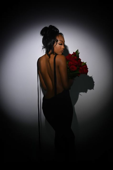 22 Bday Ideas Photo Shoot, Birthday Photoshoot 20 Years, Birthday Pics With Roses, Black Women Roses Photoshoot, 22st Birthday Photoshoot, Black Roses Photoshoot Ideas, Rose Bouquet Birthday Photoshoot, Studio Photoshoot Outfit Ideas Birthday, Melanin Photoshoot Ideas Birthday