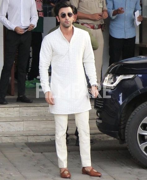 White Kurta Men, India Fashion Men, Short Kurta For Men, Mens Clothing Trends, Man Dress Design, Mens Traditional Wear, Indian Wedding Clothes For Men, Boys Kurta Design, Wedding Kurta For Men