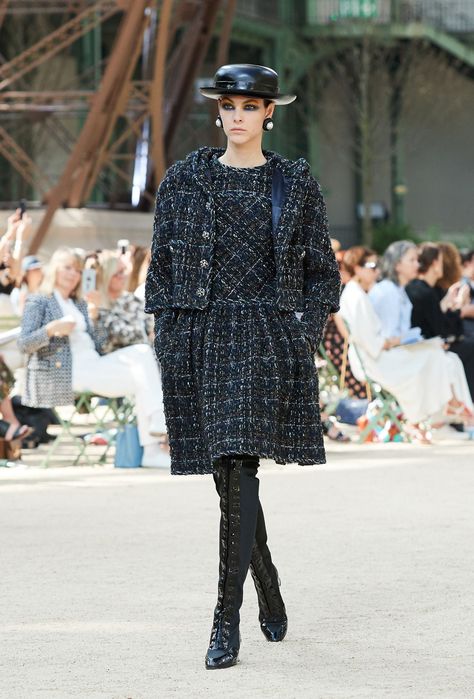 Maksi Dress, Chanel Fall 2017, Glamorous Chic Life, Royal Blue Outfits, Chanel 2017, Coco Chanel Fashion, Moda Chanel, Chanel Runway, Collection Couture