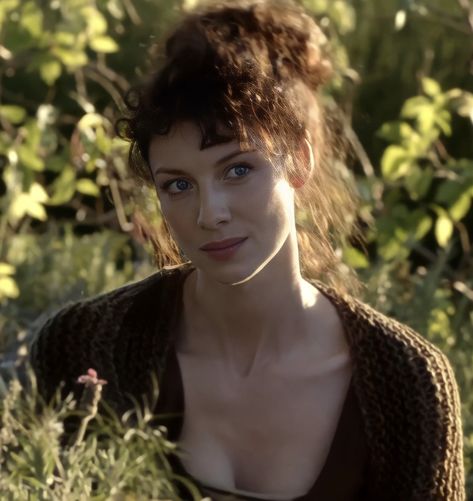 Scotland Girl, Outlander Recipes, Claire Beauchamp, Claire Outlander, Catriona Balfe, Curly Hair Fringe, Blue Eye Color, Outlander Characters, Outlander Claire