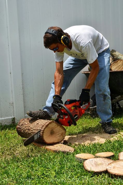 How to Create a Natural Log Pathway + Video via SewWoodsy.com Log Pathway, Wood Pathway, Diy Pathway, Cheap Landscaping Ideas, Garden Pathways, Landscaping With Large Rocks, Diy Pergola, Garden Pathway, Tree Stump