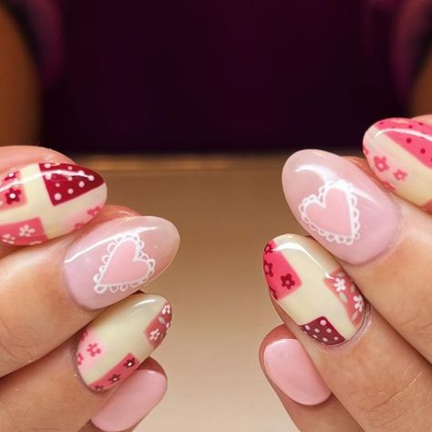 Blair Price on Instagram: "QUILTED NAILS🤩🌷🤭 .⁣ .⁣ .⁣ #structuredgelnails #gelpolish #handpainted #handpaintedart #luminarynails #nailart #nailartist #luminary #nailinspo #spring #springnails #nailsofinstagram #nailsoftheday #nailday #luminarynailsystems #nailtech #idahofallsnailtech @luminarynailsystems “Clarity” inspo: @polishedbypais" Patch Nail Art, Quilt Nail Art, Quilted Nails Designs, Strawberry Summer Nails, Quilt Nails Designs, Easy Designs For Nails, Dainty Flower Nails, Quilt Nails, Luminary Nails Design