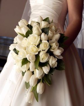 Tulip Bouquet Wedding, Tulip Bridal Bouquet, فن النسيج, Red Bridal Bouquet, Wedding Flowers Tulips, Tulip Wedding, Bridal Bouquet Flowers, Red And White Roses, Purple Wedding Flowers