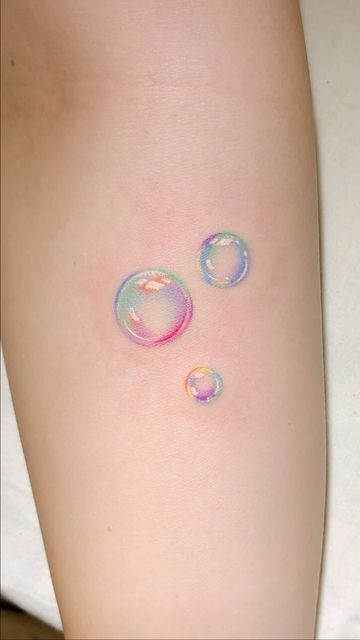 Cute Colorful Tattoo Ideas, Girly Tattoos Colorful, Aesthetic Colored Tattoo, Coloured Ink Tattoo, Colorful Aesthetic Tattoos, Minimalist Color Tattoo, Tattoo Bubbles, Soap Tattoo, Bubble Bath Tattoo