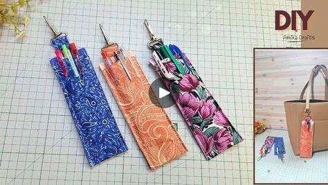 Elastic Pen Holder Diy, Sewn Accessories, Sewing Gift Ideas, Pen Holder Diy, Hustle Money, Tutorial Sewing, Shorts Diy, Diy Ribbon, Sewing Gifts