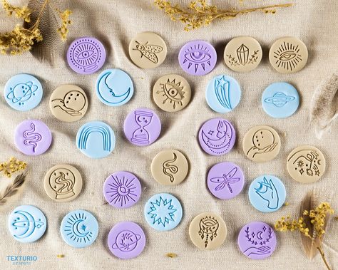 Clay Stamps For Pottery, Boho Polymer Clay, Pottery Stamp, Clay Inspo, Craft Clay, Embossing Stamp, Clay Stamps, Jewerly Beads, Polymer Clay Tools