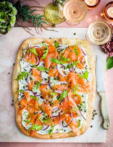 Feed a crowd over the festive season with this no-fuss show-off brunch recipe Sunday Brunch Recipes, Breakfast Flatbread, Smoked Salmon Breakfast, Salmon Breakfast, Clean Lunches, Salty Food, Christmas Breakfast Recipe, Smoked Salmon Recipes, Flatbread Recipe