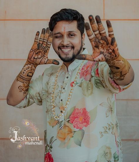 When the groom loves to flaunt his Mehndi 💚 @chiragbohra1993 Mehndi Artist: @chohanjashvant #groom #groommehndi #groommehndidesign #couple #sindurceremony #mehndidesign #hennadesign #hennaart #wishnwed #henna #indianwedding #groommehendi #groommehndioutfit #mehendioutfits #mehndioutfits #hennadesigns #hennaartist #trending #viral #mehndidesign #mehndishot #mehendishot #explorepage #reels #indiangroom Mehndi Boy Photo, Mehandi Designs Boys, Mehandi Poses For Groom, Dulha Mehandi Pose, Boy Mehandi Design, Boy Mehndi Poses, Mehndi Poses For Groom, Groom Mehndi Poses, Groom Mehendi Poses