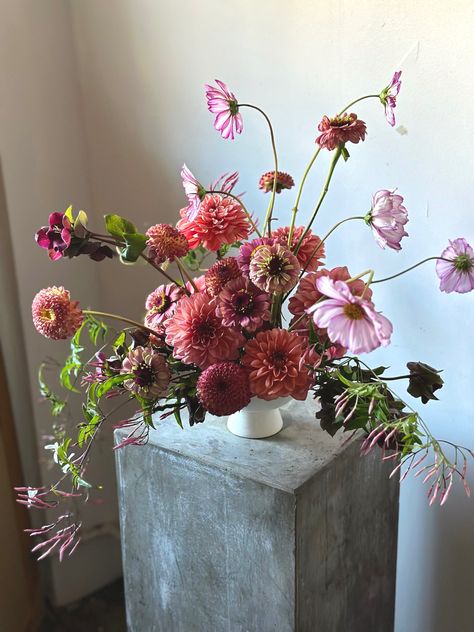 San Francisco’s top wedding and destination florist creating a juicy organic centerpiece with dahlias, zinnias and cosmos. Floral Design Studio, Wildflower Bouquet, Vase Arrangements, Same Day Flower Delivery, Deco Floral, Seasonal Flowers, Beautiful Bouquet, Wedding Florist, Ikebana