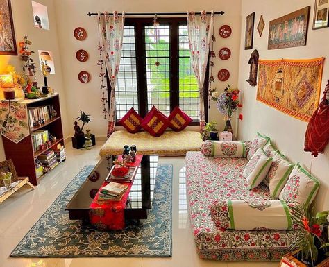 Diwan Sets Living Rooms, Indian Diwan Living Rooms, Home Setting Ideas, Indian Baithak Living Rooms, House Set Up Ideas, Indian Room Decor Ideas, Low Budget Home Decor Indian, Diwan Seating Living Rooms, Small Living Room Decor Indian