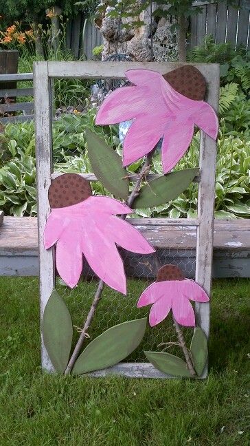 Old Window Screens, Spring Wood Crafts, Screen Window, Wood Yard Art, Window Screen, Outdoor Crafts, Easter Decorations Outdoor, Wood Flowers, Wooden Flowers