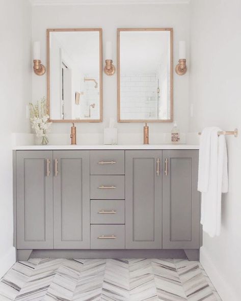 rose gold decoration ideas Gold Bad, Gold Bathroom Decor, Shower Table, Apartment Modern, Bad Inspiration, Herringbone Floor, Interior Pictures, Subway Tiles, 아파트 인테리어