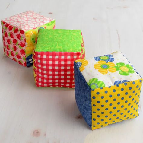 Foam Blocks For Kids, Baby Blocks Diy, Baby Cubes, Soft Blocks, Sewing Projects Free, Diy Blocks, Diy Bebe, Kids Blocks, Foam Blocks