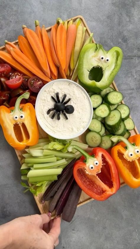 Halloween Veggie Tray For Kids, Fruit Tray For Halloween Party, Halloween Entertaining Food, Halloween Relish Tray, Halloween Meat Tray Ideas, Halloween Dinner Board, Ghost Veggie Tray, Halloween Fruit And Veggie Ideas, Veggie Halloween Tray