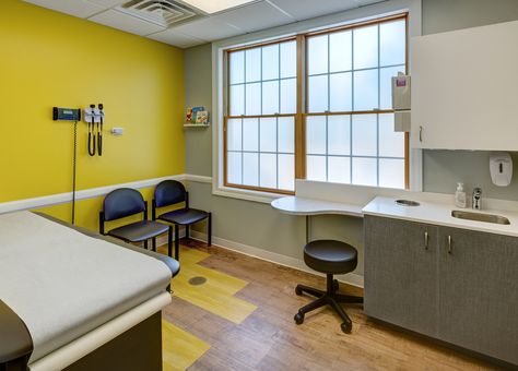 This outdoor park theme will be enjoyed by patients of all ages throughout this 3,323 sqft pediatric office in Countryside, IL. Greeted by a picket fence in the vestibule, live edge wood countertops, and trees in the waiting room. Each patient follows the “sidewalk” flooring with turf grass along corridors to their private exam room. The colors from All Star Pediatrics logo are playfully and thoughtfully used throughout this office and brightly featured in the flooring & light fixtures. Pediatric Exam Room, Pediatric Office Decor, Pediatric Office, Counselling Room, Pediatrician Office, Doctor Clinic, Flooring Light, Apex Design, Urgent Care Clinic