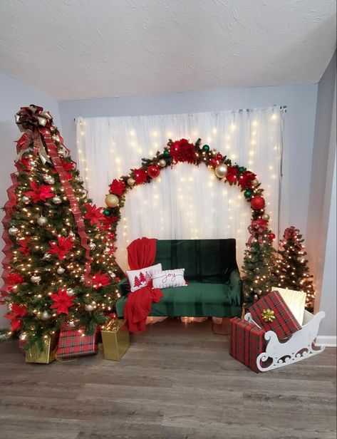 Christmas Photos Backdrop, Christmas Picture Setup Ideas Indoor, Christmas Photography Backdrops Diy, Christmas Wall Backdrop, Diy Christmas Photoshoot Backdrop, Santa Picture Backdrop Ideas, Photos With Santa Backdrop, Santa Backdrops For Pictures, Santa Photo Backdrop Ideas