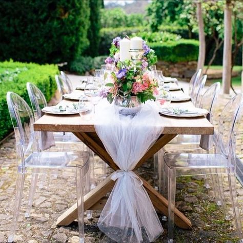 country style wedding. the tulle on the table as a runner, fantastic.... walking on sunshine:) Tulle Wedding Decorations, Tulle Table Runner, Ballerina Wedding, Diy Picnic Table, Tulle Table, Bridal Shower Decorations Diy, Brewery Wedding, Provence Wedding, Country Style Wedding