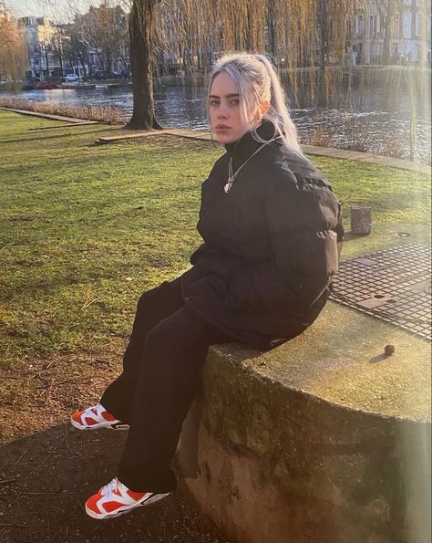 Billie Eilish Old Pictures, Billie Outfits, Billie Eilish Outfits, Silver White Hair, Book Pictures, Lady And Gentlemen, Her Music, I Icon, Silver Hair