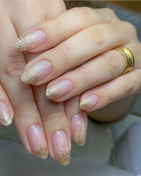 Prom Nail Ideas Gold, Short Gold Glitter Nails, Gold Round Nails, Almond Gold Nails, Gold Bridal Nails, Nude Nails With Gold Accent, Neutral Nails With Gold, Gold Ombré Nails, Prom Nails Gold