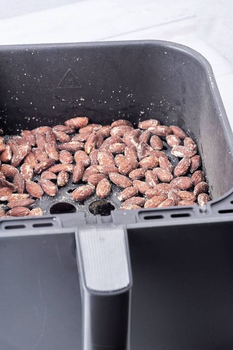 Vi elsker saltmandler herhjemme, og vi spiser dem ofte når vi for eksempel får tapas, eller bare som en lækker snack. Nu er vi begyndt at lave saltmandler i airfryer, det er nemlig meget hurtigere, og så sparer du en del strøm ved at lave dem på den måde. Cooking And Baking, Air Fryer, Healthy Food, Food And Drink, Chips, Healthy Recipes, Snacks, Baking