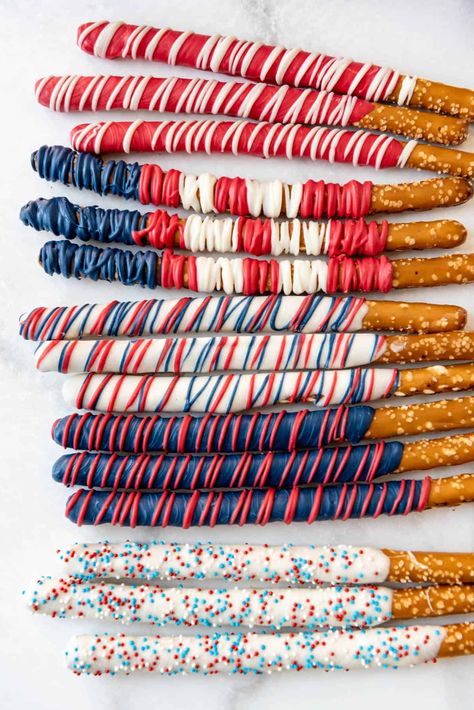 These fun and easy Patriotic Pretzel Rods are perfect for the 4th of July, Memorial Day, or any patriotic celebration or event! Colored chocolate candy melts and salty pretzels make a quick and delicious treat that are a great project to do with your kids in under 30 minutes without even heating up your kitchen! #4thofJuly | patriotic desserts 4th of july | patriotic desserts easy | 4th of july dessert ideas easy | red white and blue desserts easy | chocolate dipped pretzels how to make Fourth Of July Pretzel Dessert, Cute 4th Of July Food Ideas, 4th Of July Parties Ideas, 4th Of July Sweets Party Ideas, Snacks For 4th Of July, Forth July Food, 4th Of July Dipped Pretzels, Red White And Blue Pretzel Rods, Fourth Of July Party Desserts