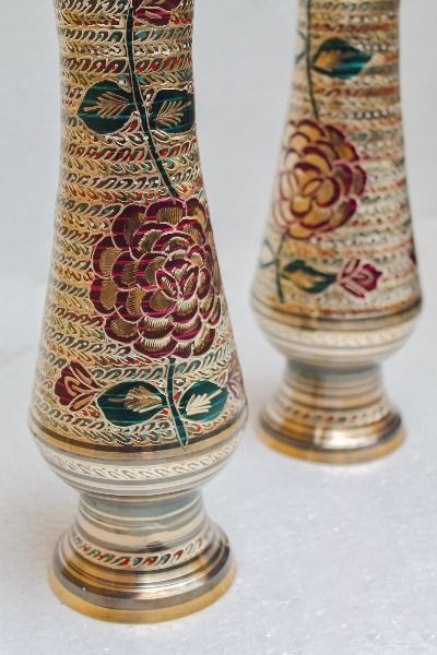 This vintage style handcrafted vase is made of brass, and created using the age-old art of metalwork, perfected over hundreds of years. Whether used with flowers or as decoration, this decorative piece adds character to any space in your home. Metal Vase, Old Art, Things To Buy, Metal Working, Decorative Pieces, Pakistan, Vintage Style, Vintage Fashion, Vase