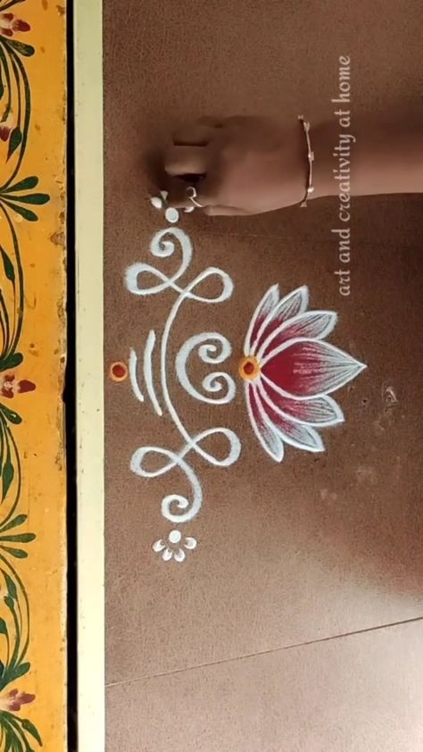 Main Door Rangoli Design, Rangoli Near Door, Simple Rangoli Designs Border, Kolam Designs Border, Border Design For Rangoli, Border Design Rangoli Easy, Easy Muggulu Designs, Door Rangoli Designs Simple, Door Rangoli Designs