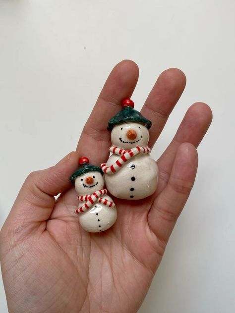 Snowman Ceramic Ornament, Polymer Clay Snowman Ornaments, Clay Snowman Diy, Ceramic Snowman Handmade, Christmas Sculpture Clay, Christmas Clay Ideas Diy Gifts, Snowman Ceramics, Polymer Clay Ornaments Christmas, Air Dry Clay Snowman