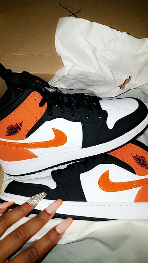 Black And Orange Nike Shoes, Black And Orange Jordans, Orange And Black Shoes, Orange Jordan 1 Outfit, Orange Jordans, Outfit Ideas With Jordans, Outfit Jogging, Orange Nike Shoes, Jordans 1