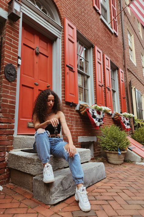 #philly #aesthetic #instagramable #elfrethsalley Philly Photoshoot, Philadelphia Photoshoot, Philly Aesthetic, Feed Insta, Insta Ideas, Heart Fashion, Mini Sessions, Philadelphia Pa, Christmas Inspiration