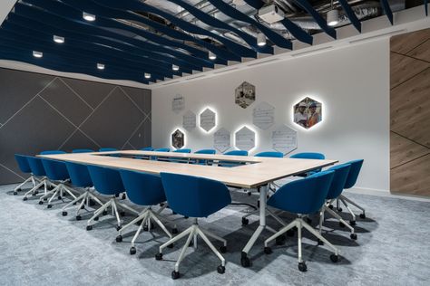 Solenis Offices - Warsaw Restaurant Seating Design, Small Office Design Interior, Meeting Room Design, Acoustic Ceiling, Cosy Interior, Office Interior Design Modern, Modern Office Interiors, Office Meeting Room, Corporate Office Design